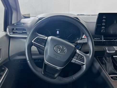 Used 2021 Toyota Sienna XLE image 18