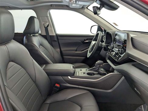 Used 2022 Toyota Highlander XLE image 33