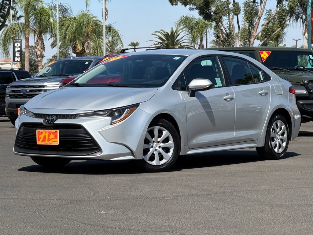 Used 2025 Toyota Corolla LE FWD image 1