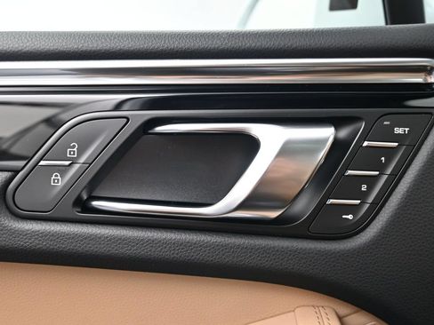 Certified 2026 Porsche Macan AWD/4WD image 18