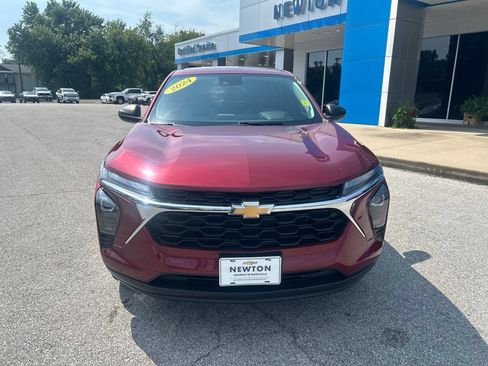 Used 2024 Chevrolet Trax LS FWD image 2