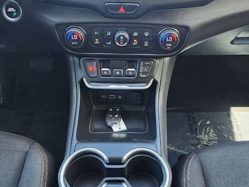 Used 2021 GMC Terrain SLE w/ Driver Convenience Package AWD/4WD image 13