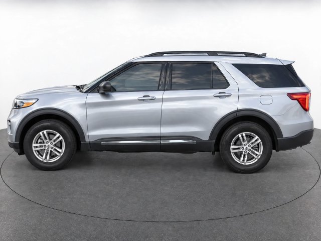 Used 2021 Ford Explorer XLT w/ Equipment Group 202A AWD/4WD image 3