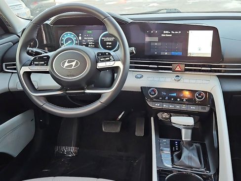 Used 2025 Hyundai Elantra Limited image 17