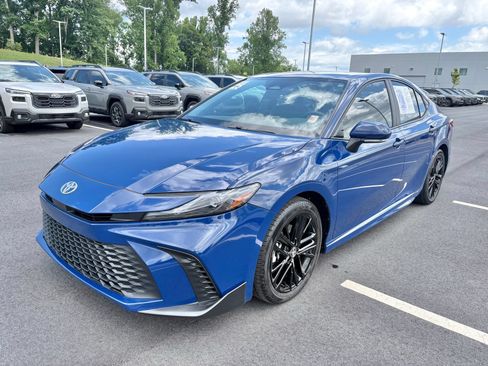 Used 2025 Toyota Camry SE FWD image 6