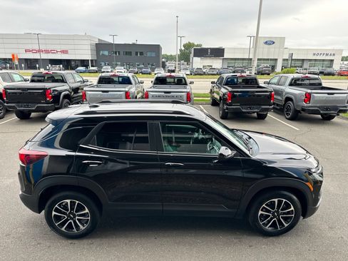 Used 2025 Chevrolet TrailBlazer LT w/ Driver Confidence Package FWD image 4