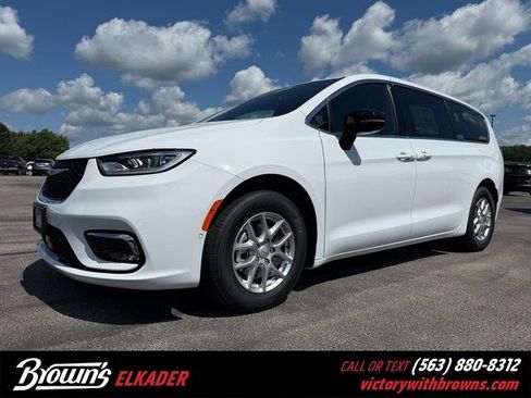 New 2026 Chrysler Pacifica Select image 1