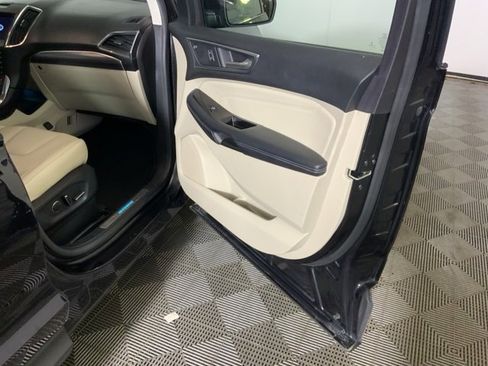 Used 2019 Ford Edge Titanium image 24