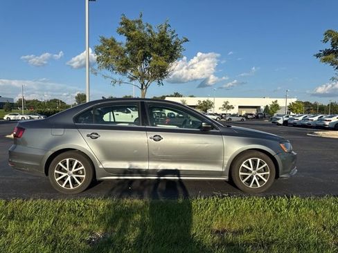 Used 2017 Volkswagen Jetta SE FWD image 5