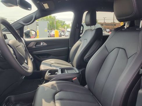 New 2027 Chrysler Pacifica Select AWD/4WD image 6
