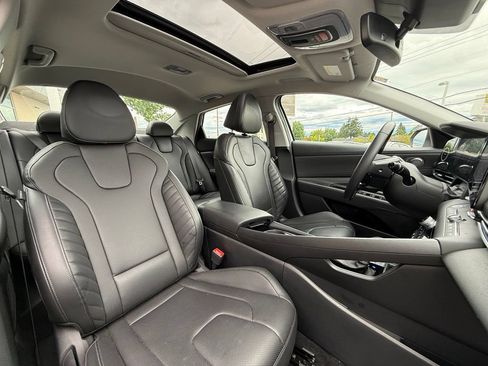 Certified 2025 Hyundai Elantra Limited w/ Cargo Package FWD image 17