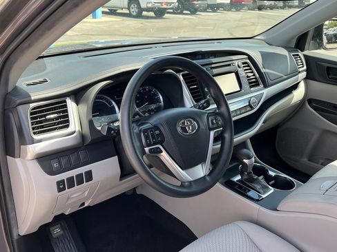 Used 2019 Toyota Highlander LE AWD/4WD image 26
