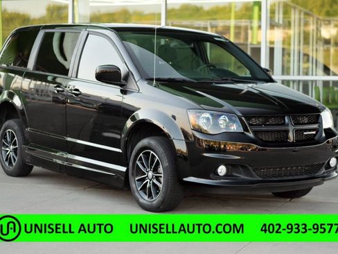 Used 2019 Dodge Grand Caravan SE image 2