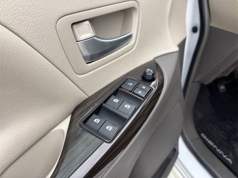 Used 2017 Toyota Sienna XLE image 23