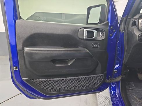 Used 2019 Jeep Wrangler Unlimited Sahara w/ Uconnect 4C Nav & Sound Group AWD/4WD image 24