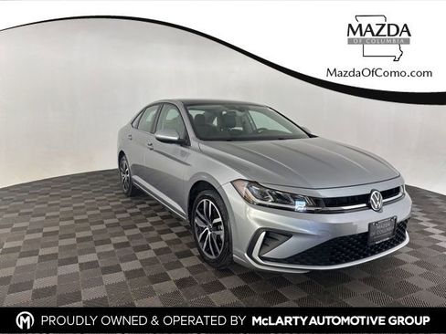 Used 2025 Volkswagen Jetta SE image 1