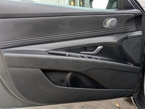 Used 2025 Hyundai Elantra SEL image 11