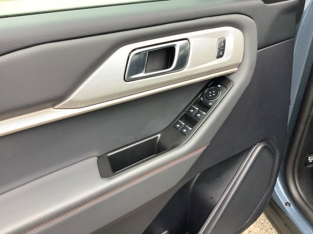 Used 2025 Ford Explorer Active AWD/4WD image 17