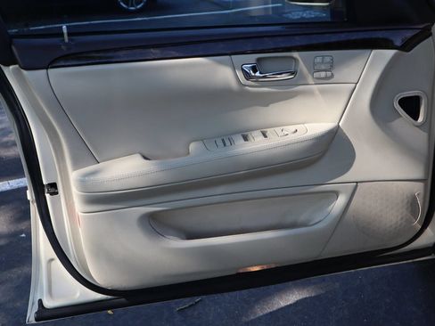 Used 2011 Cadillac DTS Luxury FWD image 7