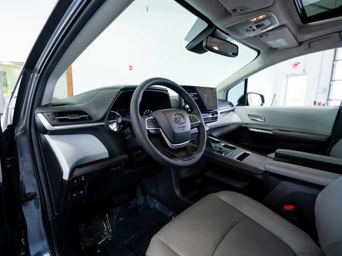 Used 2025 Toyota Sienna XLE FWD image 28