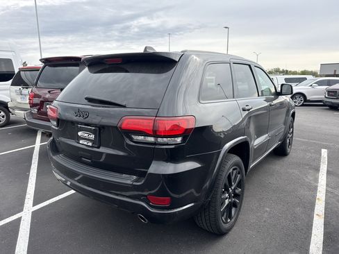Used 2018 Jeep Grand Cherokee Altitude AWD/4WD image 5