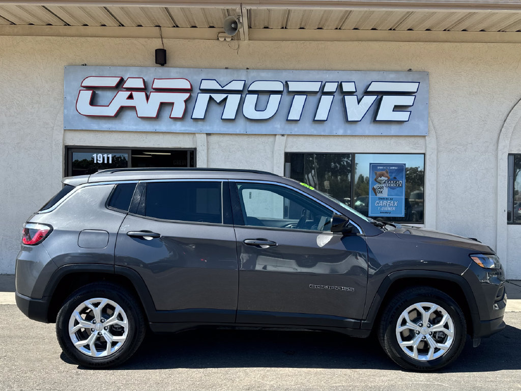 Used 2024 Jeep Compass Latitude AWD/4WD image 3