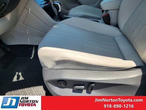 Used 2023 Volkswagen Tiguan SE w/ Panoramic Sunroof Package FWD image 25