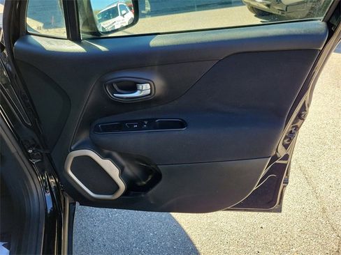 Used 2017 Jeep Renegade Latitude image 33