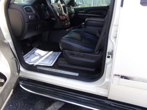 Used 2013 GMC Yukon XL Denali image 17