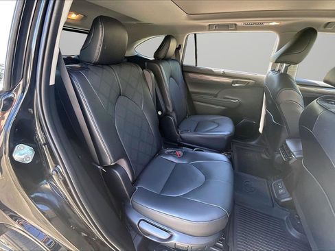 Used 2023 Toyota Highlander Platinum FWD image 25