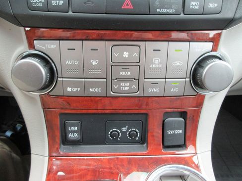Used 2011 Toyota Highlander Limited w/ Tow Pkg AWD/4WD image 30
