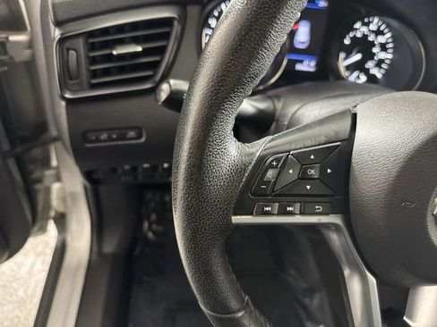 Used 2020 Nissan Rogue SV image 12