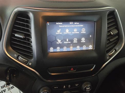 Used 2019 Jeep Cherokee Latitude w/ Cold Weather Group FWD image 26