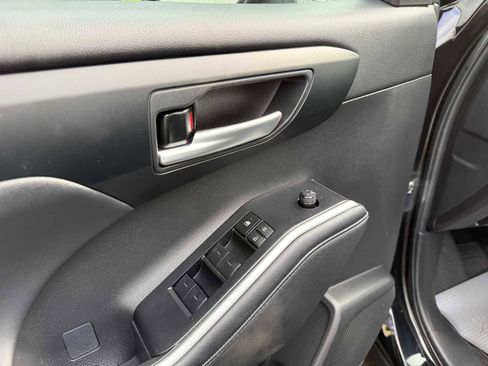 Used 2023 Toyota Highlander XLE image 14