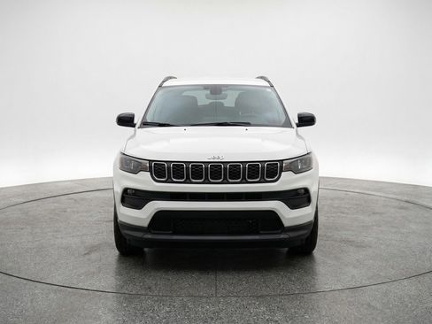 Used 2025 Jeep Compass Latitude image 2