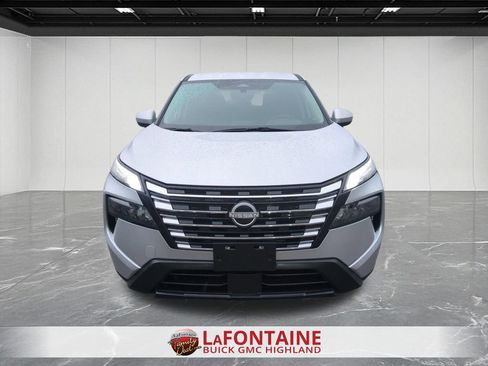 Used 2025 Nissan Rogue SV image 3