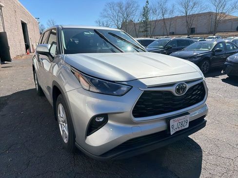 Used 2024 Toyota Highlander LE image 3