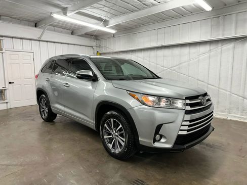 Used 2017 Toyota Highlander XLE FWD image 1