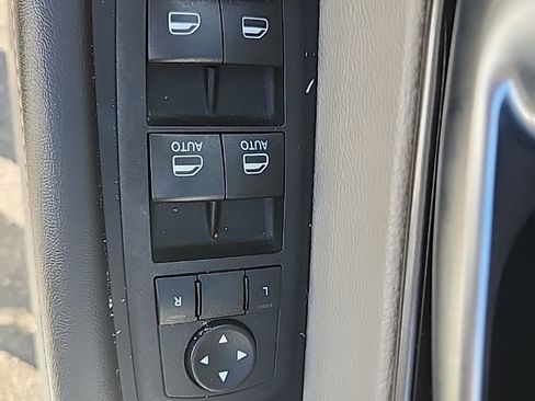 Used 2023 Chrysler Pacifica Touring-L image 35