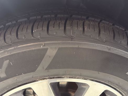 Used 2023 Chrysler Pacifica Touring-L FWD image 4