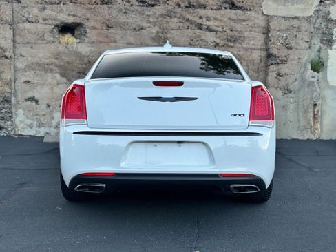 Used 2018 Chrysler 300 Limited RWD image 5