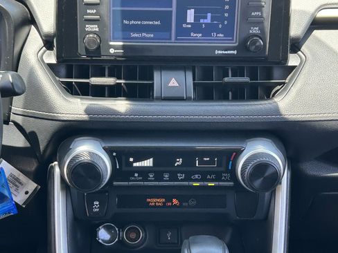 Used 2020 Toyota RAV4 LE w/ Carpet Mat Package FWD image 20