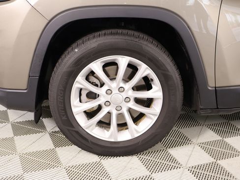 Used 2020 Jeep Cherokee Latitude FWD image 16