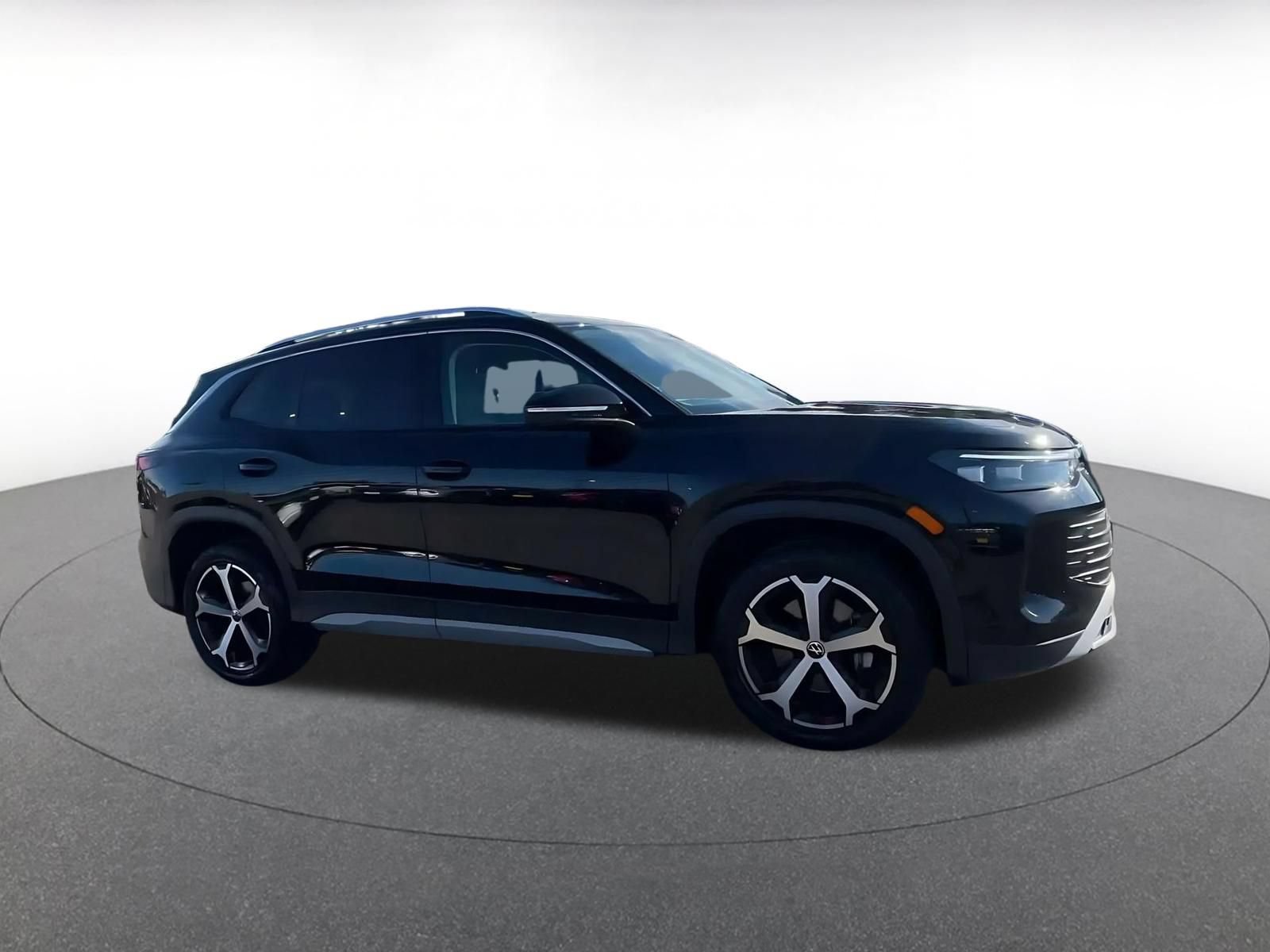Used 2026 Volkswagen Tiguan SE AWD/4WD image 2