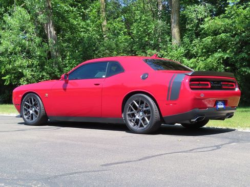 Used 2016 Dodge Challenger R/T Scat Pack w/ Leather Interior Group RWD image 32