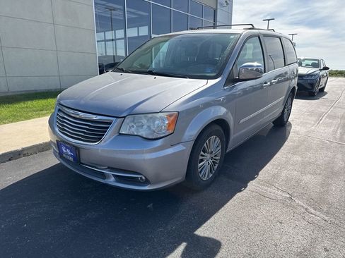 Used 2014 Chrysler Town & Country Touring-L w/ Driver Convenience Group FWD image 8