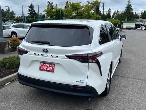 Certified 2023 Toyota Sienna LE FWD image 7