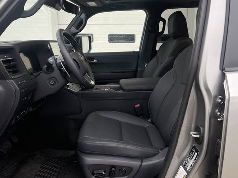 Used 2025 Lexus GX 550 image 24