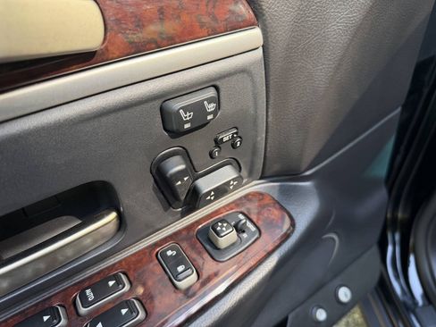 Used 2006 Lincoln Town Car Signature L RWD image 24