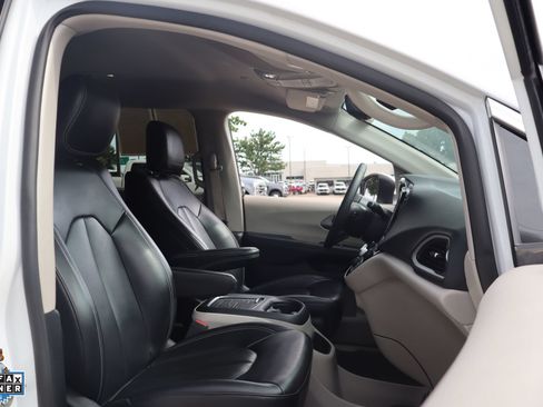 Used 2023 Chrysler Pacifica Touring-L FWD image 31